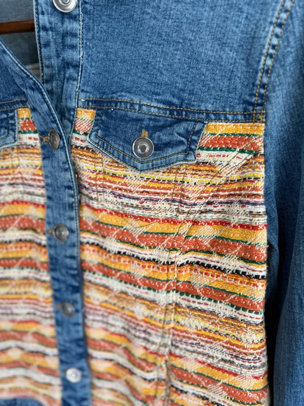 Chico’s Cropped Denim Jacket Textured Boho Panel Size 0 Small Statement - Picture 3 of 8